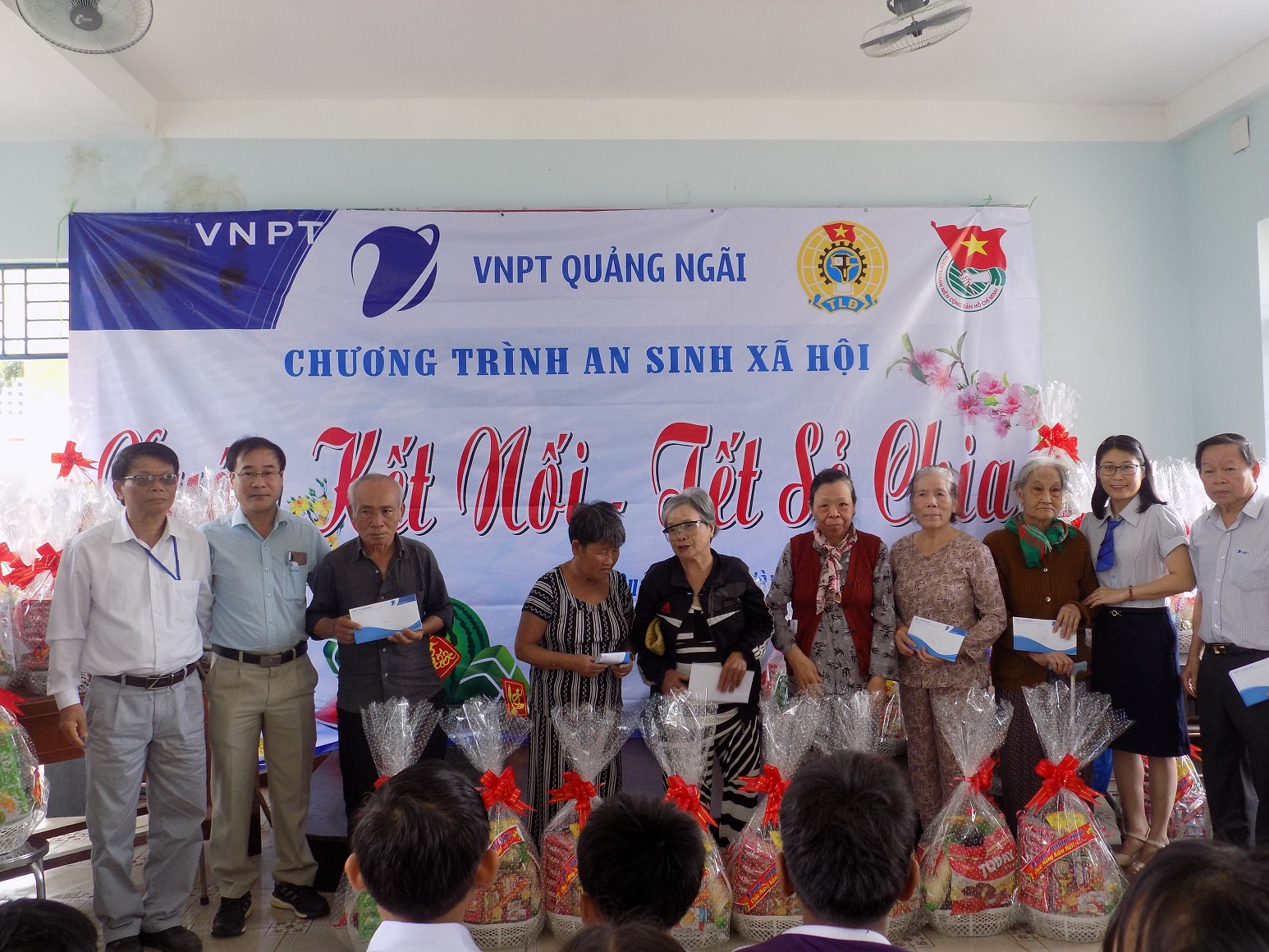 VNPT Quảng Ng&atilde;i trao qu&agrave; tại chương tr&igrave;nh 